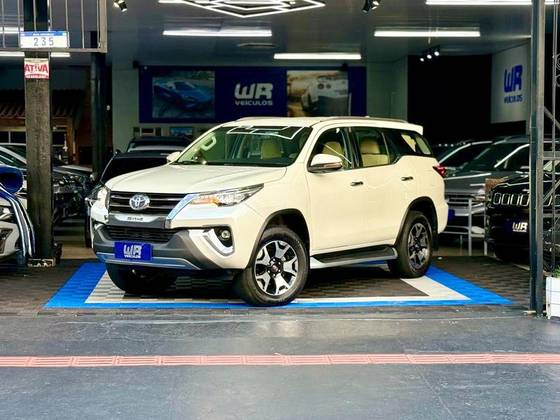 TOYOTA HILUX SW4 2.8 SRX DIAMOND 4X4 7 LUGARES 16V TURBO INTERCOOLER DIESEL 4P AUTOMÁTICO